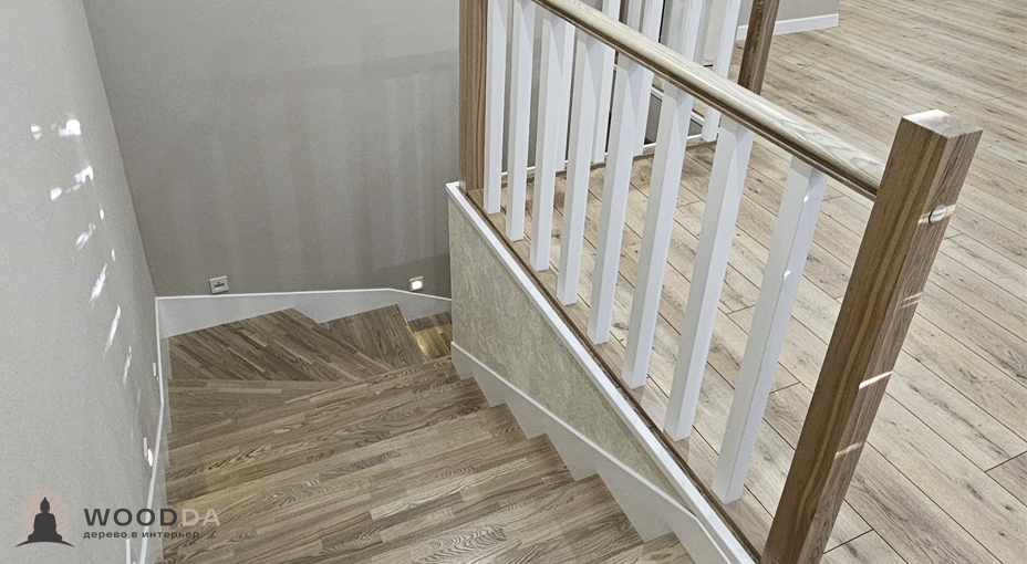 Лестница из ясеня и МДФ по бетонному основанию