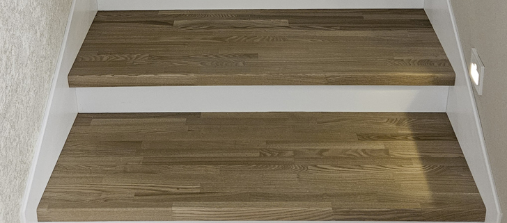 Лестница из ясеня и МДФ по бетонному основанию