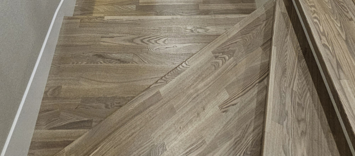 Лестница из ясеня и МДФ по бетонному основанию